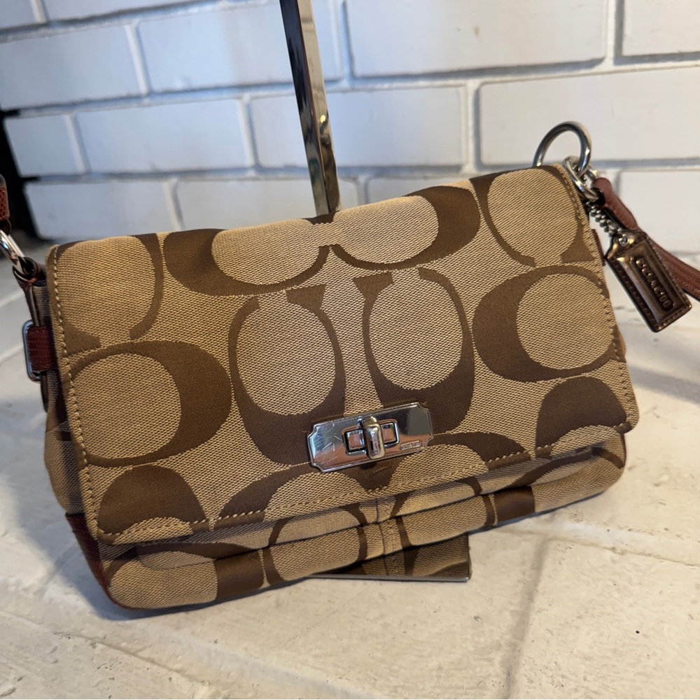 Coach Chelsea Signature Flap #F17798 - Picture 2 of 13